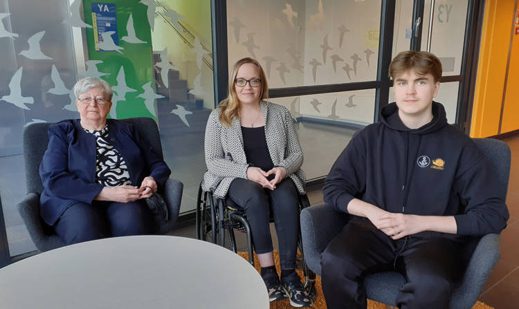 . Irmeli Mandell Vaasasta, Lina Käldström Luodosta ja Jesse Pihlaja Kristiinankaupungista osallistuvat vaikuttamistoimielinten toimintaan.
