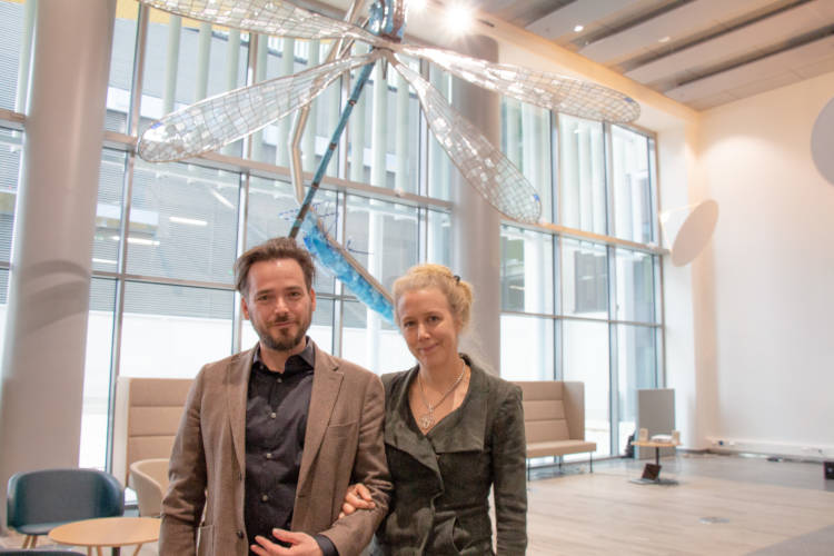 Pekka ja Teija Isorättyä isotytönkorentoa kuvaavan Exuvia-teoksen edessä. Korento on sininen sekä läpinäkyvä tai valkoinen. 