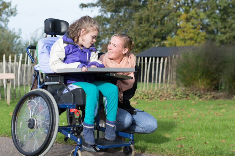 Vammainen lapsi pyörätuolissa