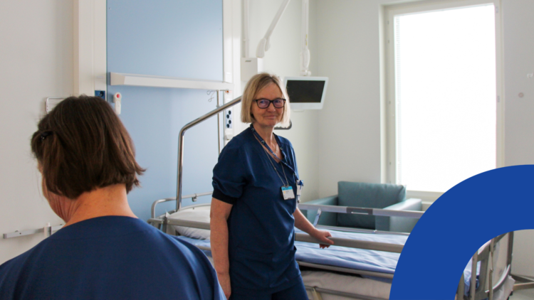 Osastonhoitaja Bodil Mäki seisoo uudessa hoitohuoneessa.