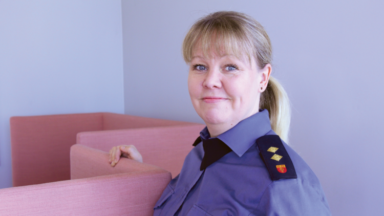 Kuvassa on turvallisuusviestinnän asiantuntija Tanja Nyqvist. Hän hymyilee, ja hänellä on vaaleat hiukset ja sininen kauluspaita.